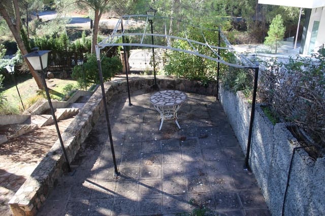 4 soveværelse Villa til salg i Córdoba by med garage - € 190.000 (Ref: 9762060)