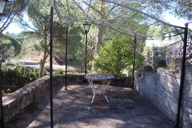 4 soveværelse Villa til salg i Córdoba by med garage - € 190.000 (Ref: 9762060)