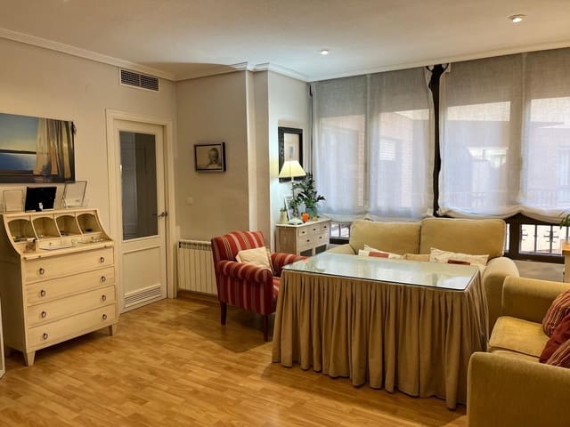 2 makuuhuone Asunto vuokrattavana paikassa Centro, Córdoba kaupunki mukana 
autotalli - 750 € (Ref: 9788486)