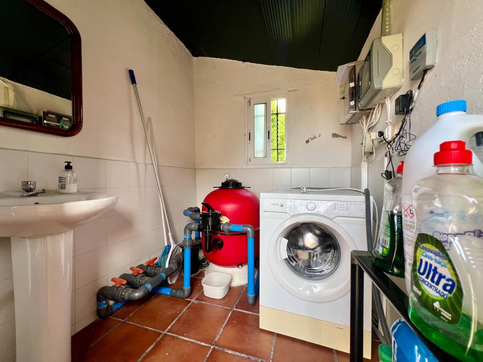 4 soveværelse Villa til salg i El Higueron med swimmingpool garage - € 230.000 (Ref: 9820608)