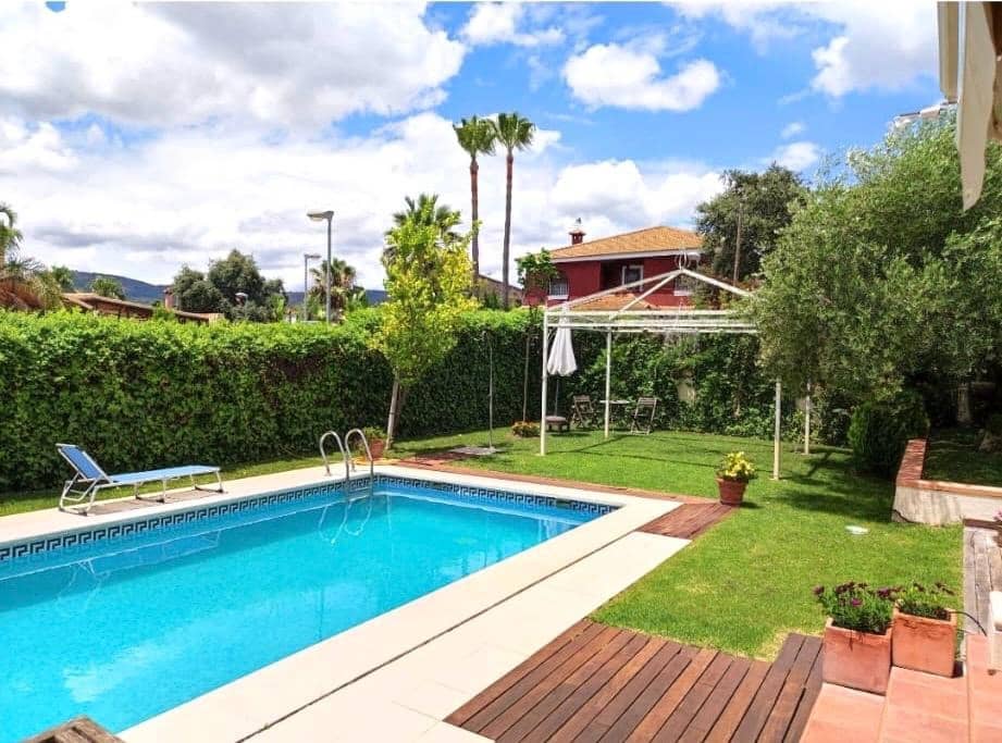 3 soveværelse Villa til salg i Cordoba by med swimmingpool garage - € 443.900 (Ref: 9823001)