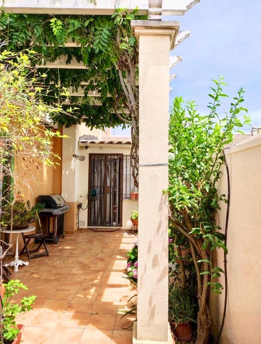 3 soveværelse Villa til salg i Cordoba by med swimmingpool garage - € 443.900 (Ref: 9823001)