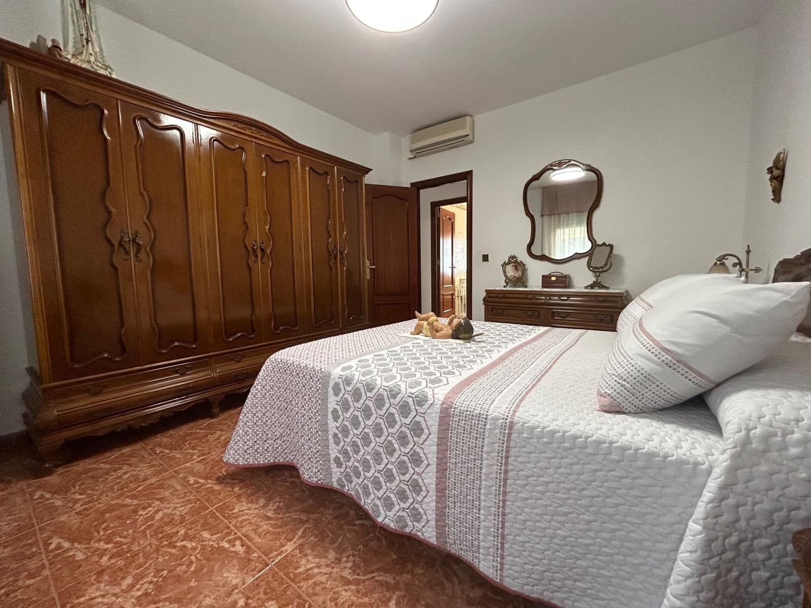 4 soveværelse Villa til salg i Cordoba by med swimmingpool - € 280.000 (Ref: 9825347)