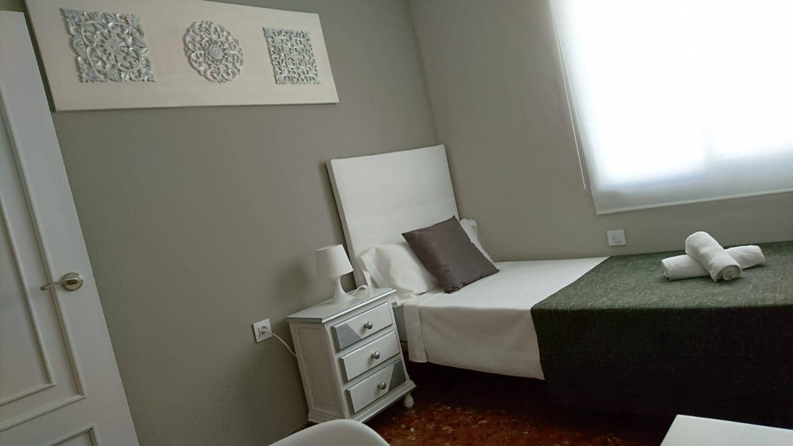 4 bedroom Flat for rent in Cordoba city - € 1,280 (Ref: 9831618)