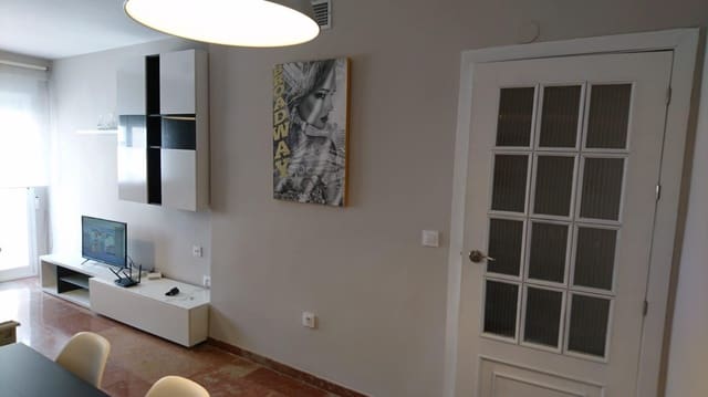 4 bedroom Flat for rent in Ciudad Jardín, Córdoba city - € 1,280 (Ref: 9831618)