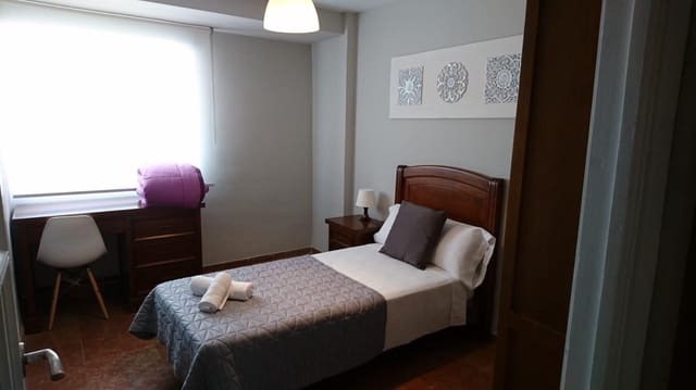 4 bedroom Flat for rent in Ciudad Jardín, Córdoba city - € 1,280 (Ref: 9831618)