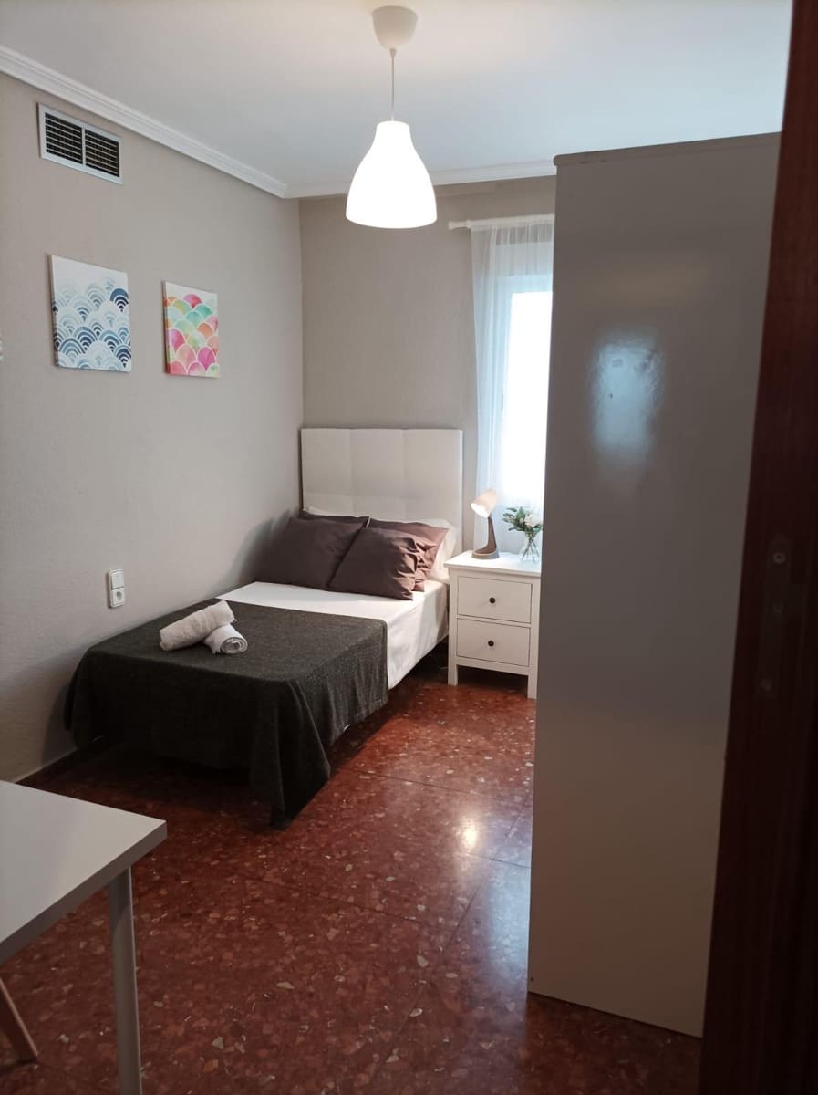 Piso de 4 habitaciones en Córdoba ciudad en alquiler - 1.280 € (Ref: 9833738)