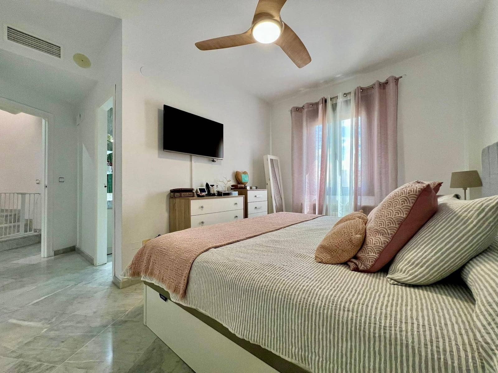 4 bedroom Villa for sale in Cordoba city with pool - € 430,000 (Ref: 9833740)