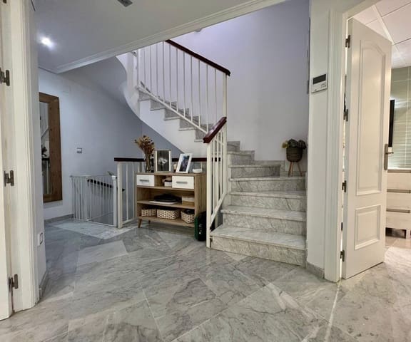 Chalet de 4 habitaciones en Arroyo del Moro, Córdoba ciudad en venta con piscina - 430.000 € (Ref: 9833740)