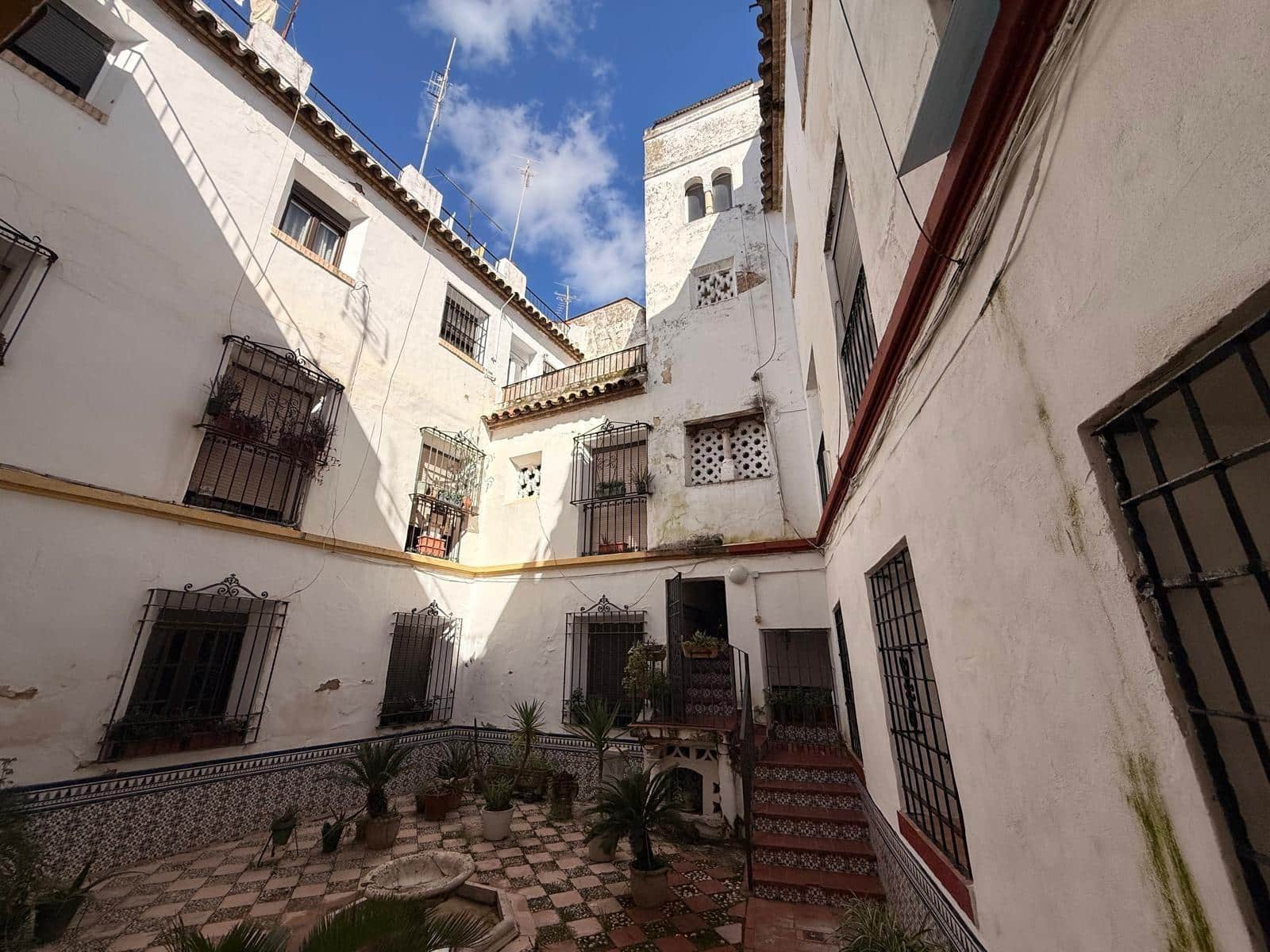 8 bedroom Flat for sale in Cordoba city - € 320,000 (Ref: 9839334)