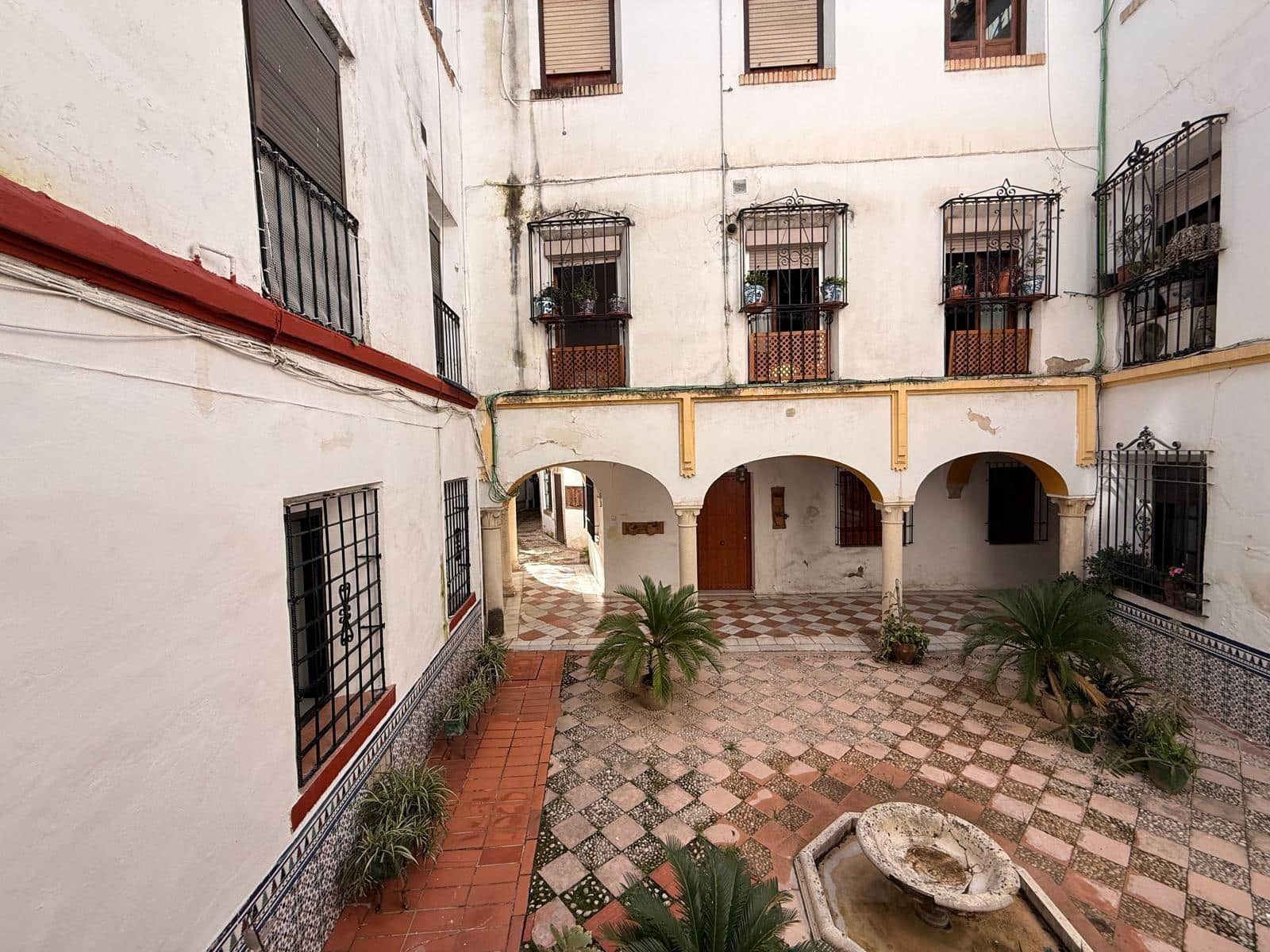8 bedroom Flat for sale in Cordoba city - € 320,000 (Ref: 9839334)
