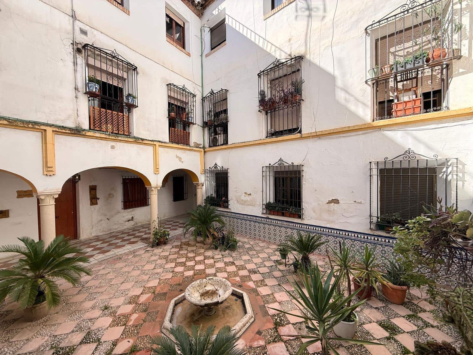 8 bedroom Flat for sale in Cordoba city - € 320,000 (Ref: 9839334)