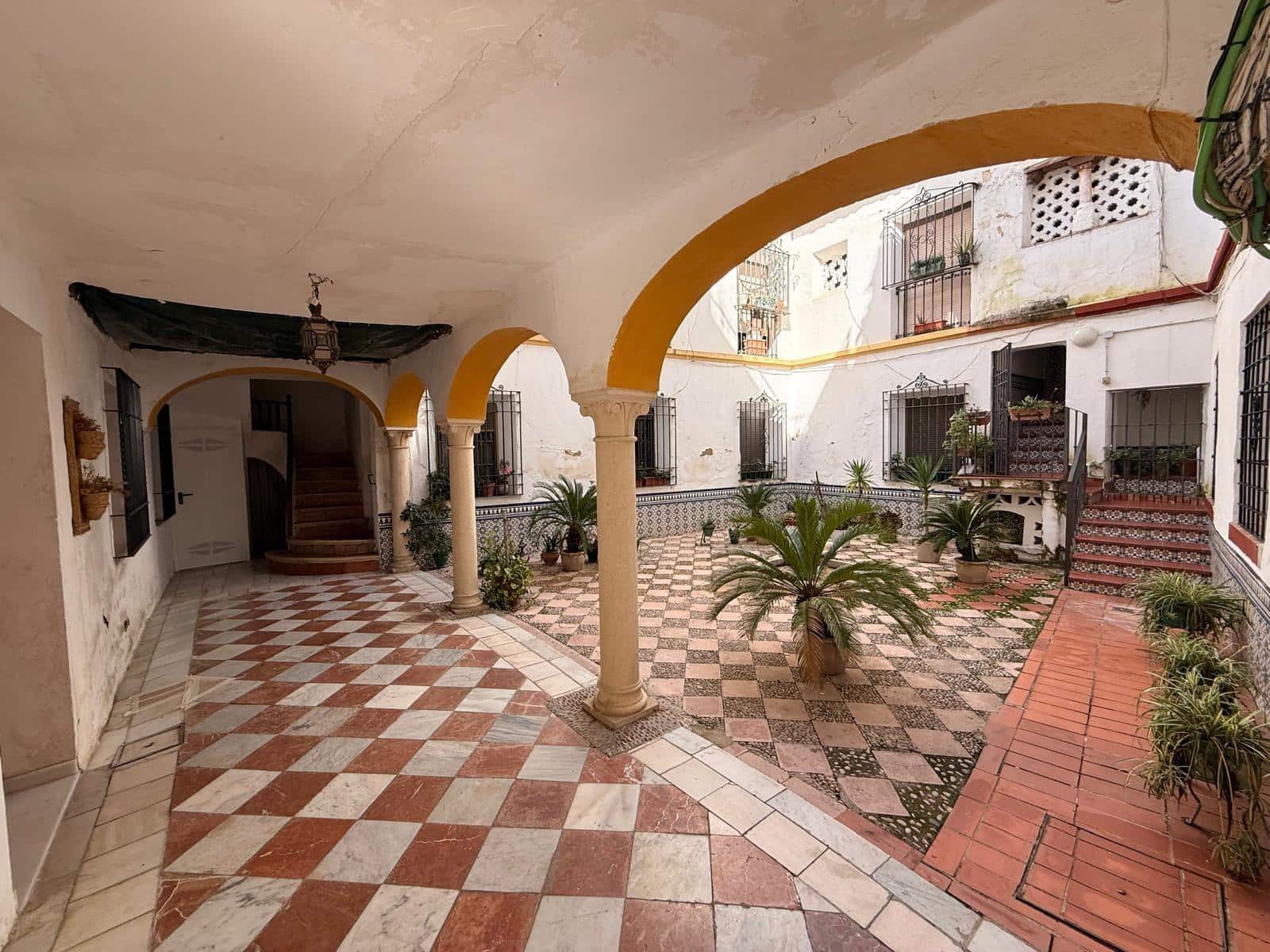 8 bedroom Flat for sale in Cordoba city - € 320,000 (Ref: 9839334)