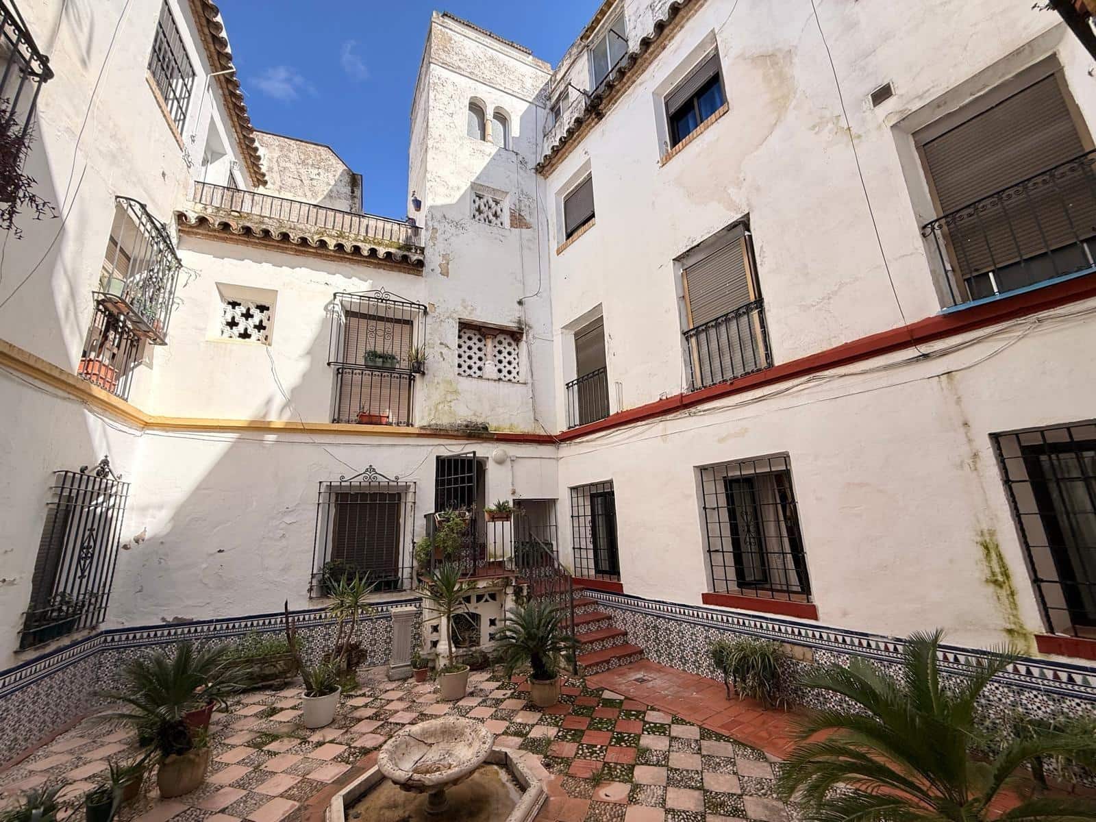 8 bedroom Flat for sale in Cordoba city - € 320,000 (Ref: 9839334)