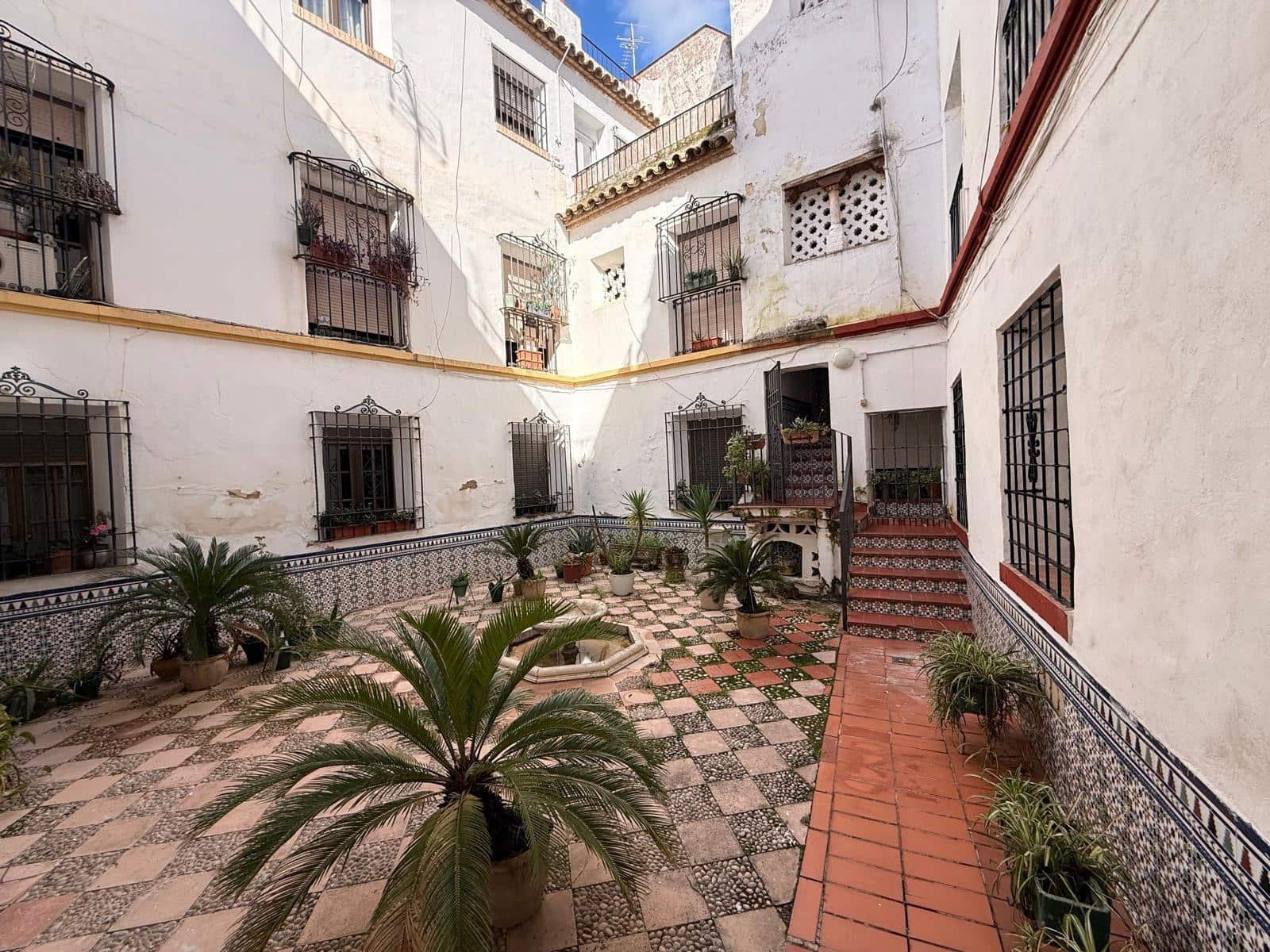 8 bedroom Flat for sale in Cordoba city - € 320,000 (Ref: 9839334)