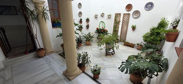 Casa de 5 habitaciones en La Magdalena, Córdoba ciudad en venta con garaje - 385.000 € (Ref: 9840380)