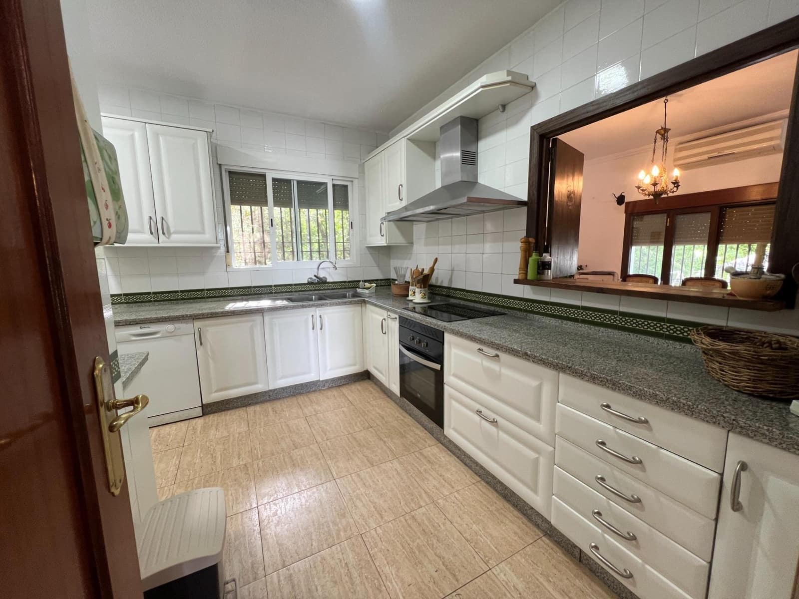 7 bedroom Villa for sale in Cordoba city with pool garage - € 365,000 (Ref: 9849467)