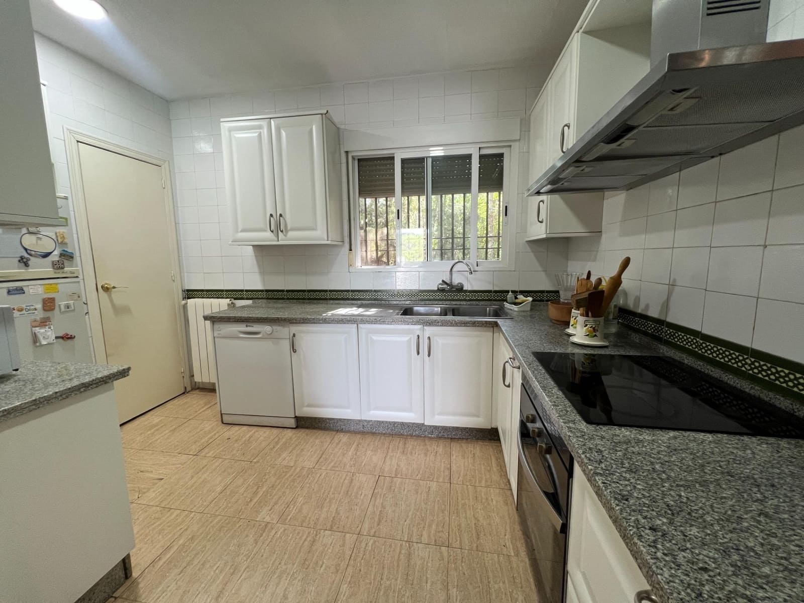 7 bedroom Villa for sale in Cordoba city with pool garage - € 365,000 (Ref: 9849467)