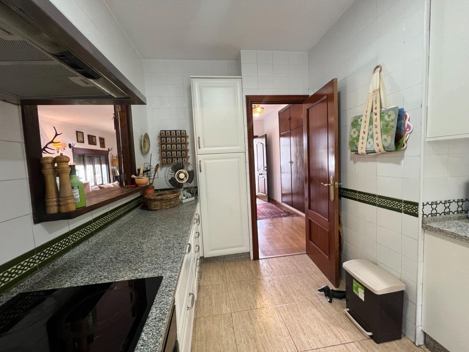 7 bedroom Villa for sale in Cordoba city with pool garage - € 365,000 (Ref: 9849467)