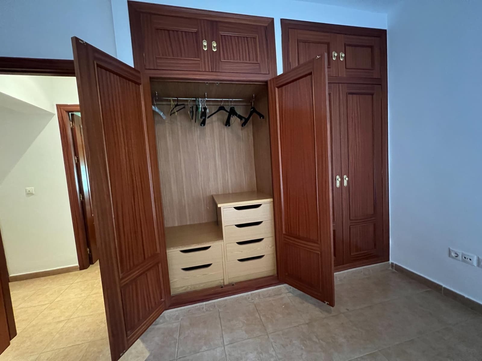 7 bedroom Villa for sale in Cordoba city with pool garage - € 365,000 (Ref: 9849467)