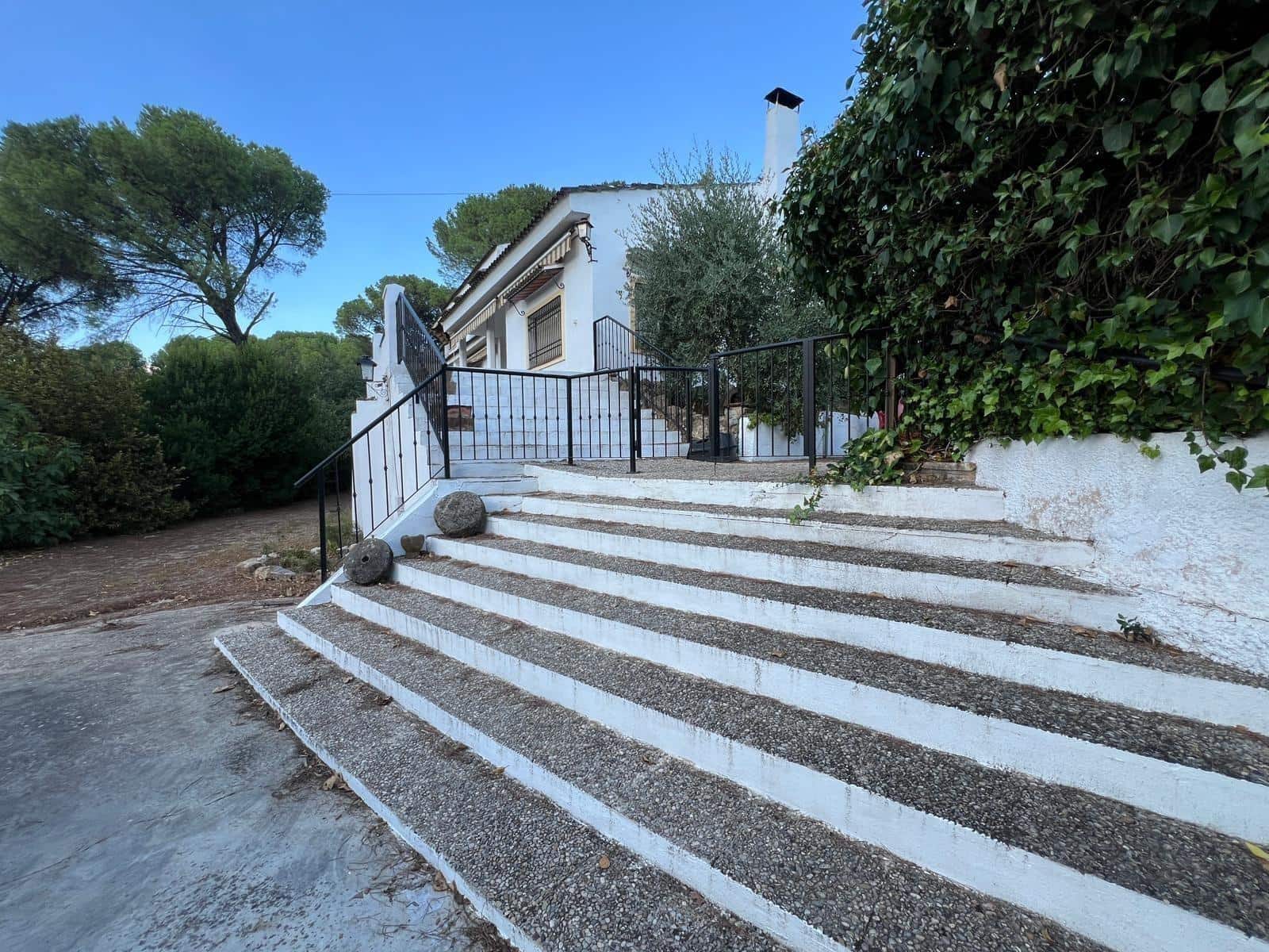 7 bedroom Villa for sale in Cordoba city with pool garage - € 365,000 (Ref: 9849467)