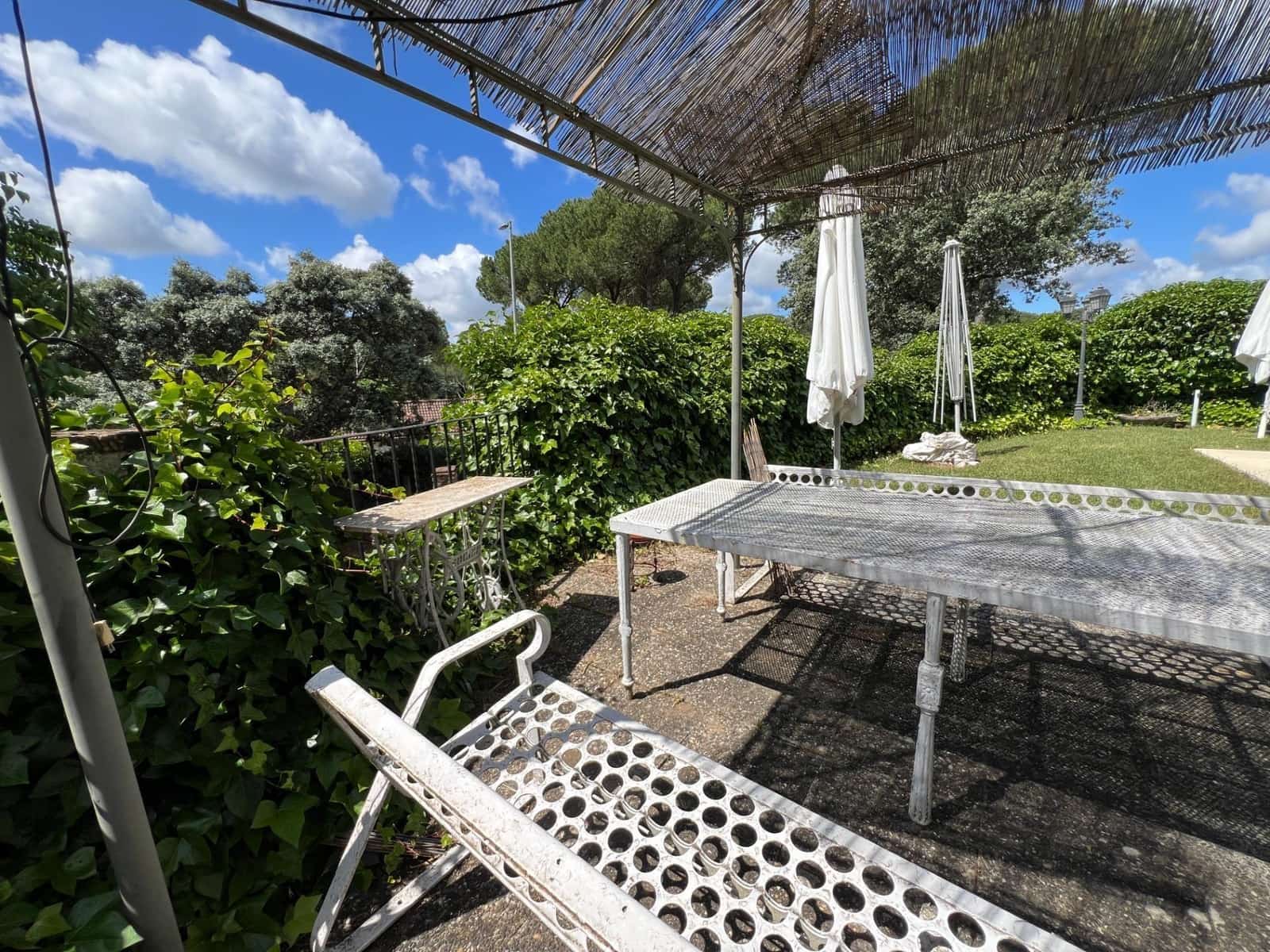 7 bedroom Villa for sale in Cordoba city with pool garage - € 365,000 (Ref: 9849467)