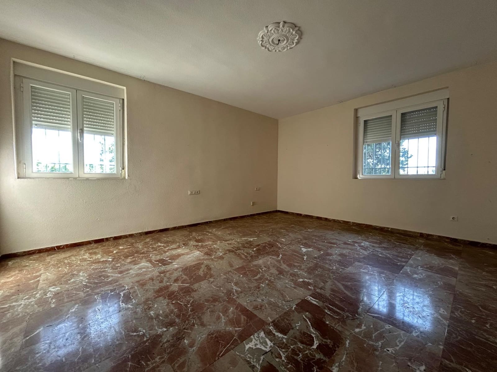 9 bedroom Villa for sale in El Higueron with pool - € 260,000 (Ref: 9860196)