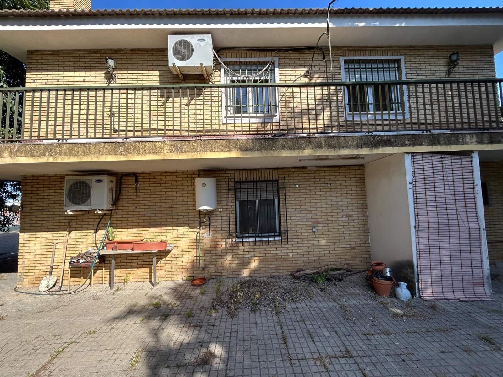 9 bedroom Villa for sale in El Higueron with pool - € 260,000 (Ref: 9860196)