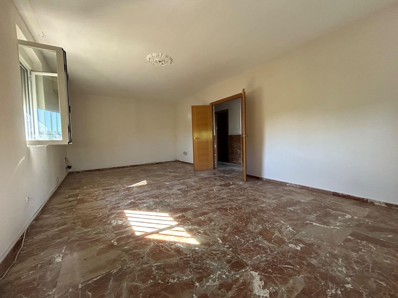 9 bedroom Villa for sale in El Higueron with pool - € 260,000 (Ref: 9860196)