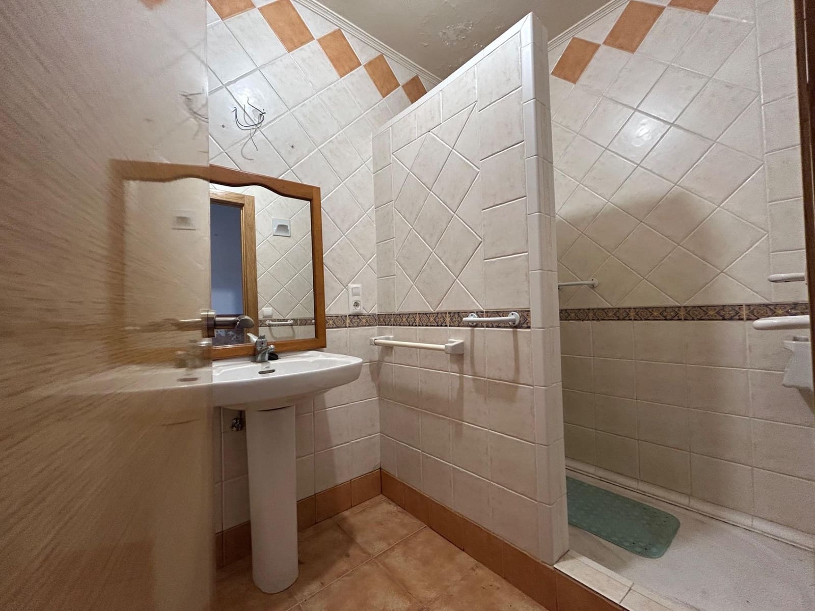 9 bedroom Villa for sale in El Higueron with pool - € 260,000 (Ref: 9860196)