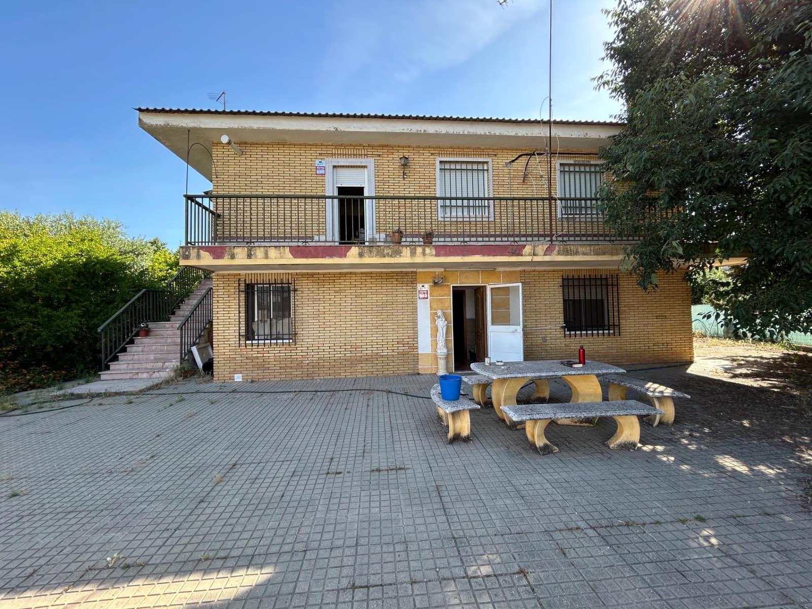 9 bedroom Villa for sale in El Higueron with pool - € 260,000 (Ref: 9860196)
