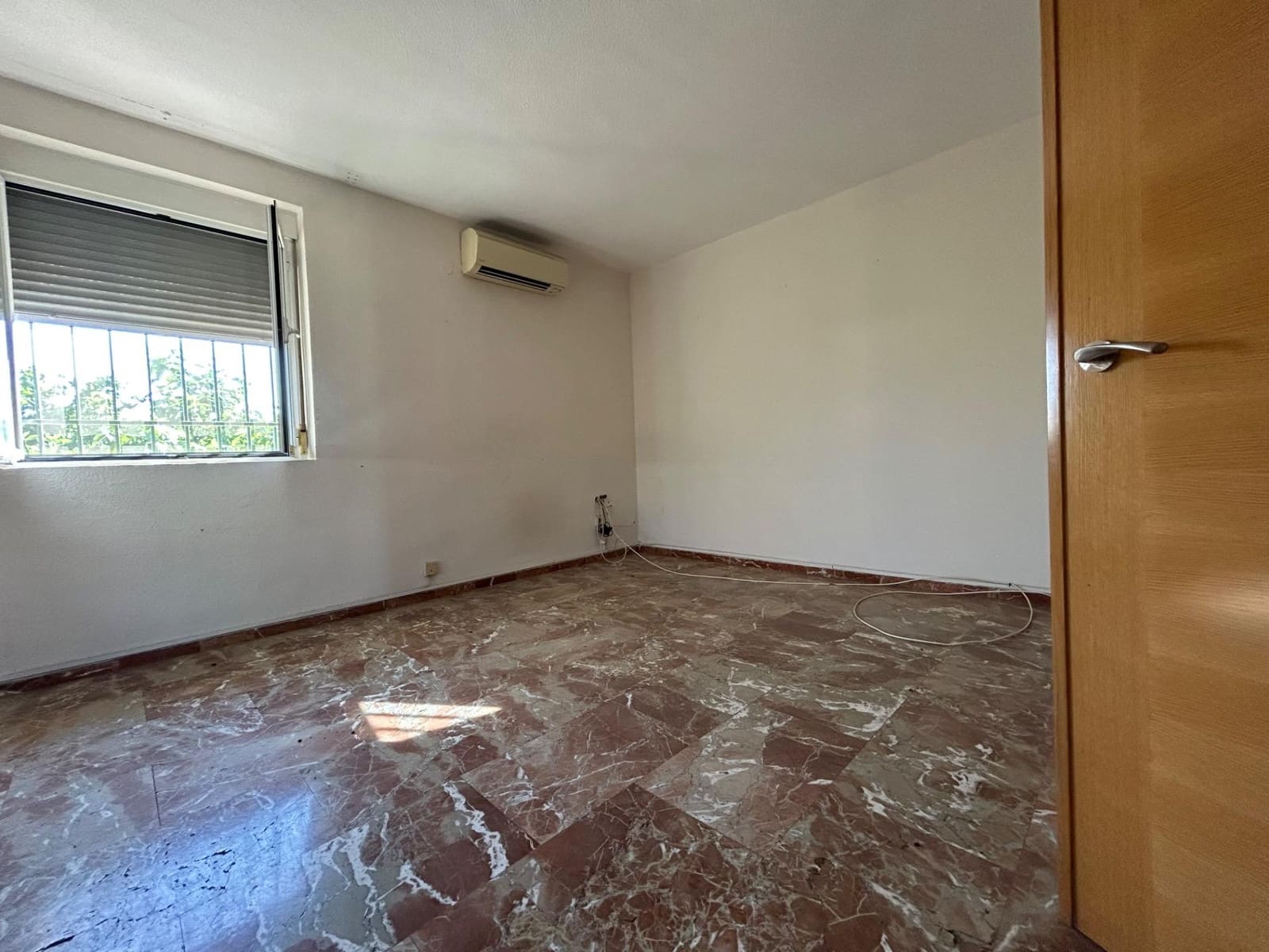 9 bedroom Villa for sale in El Higueron with pool - € 260,000 (Ref: 9860196)