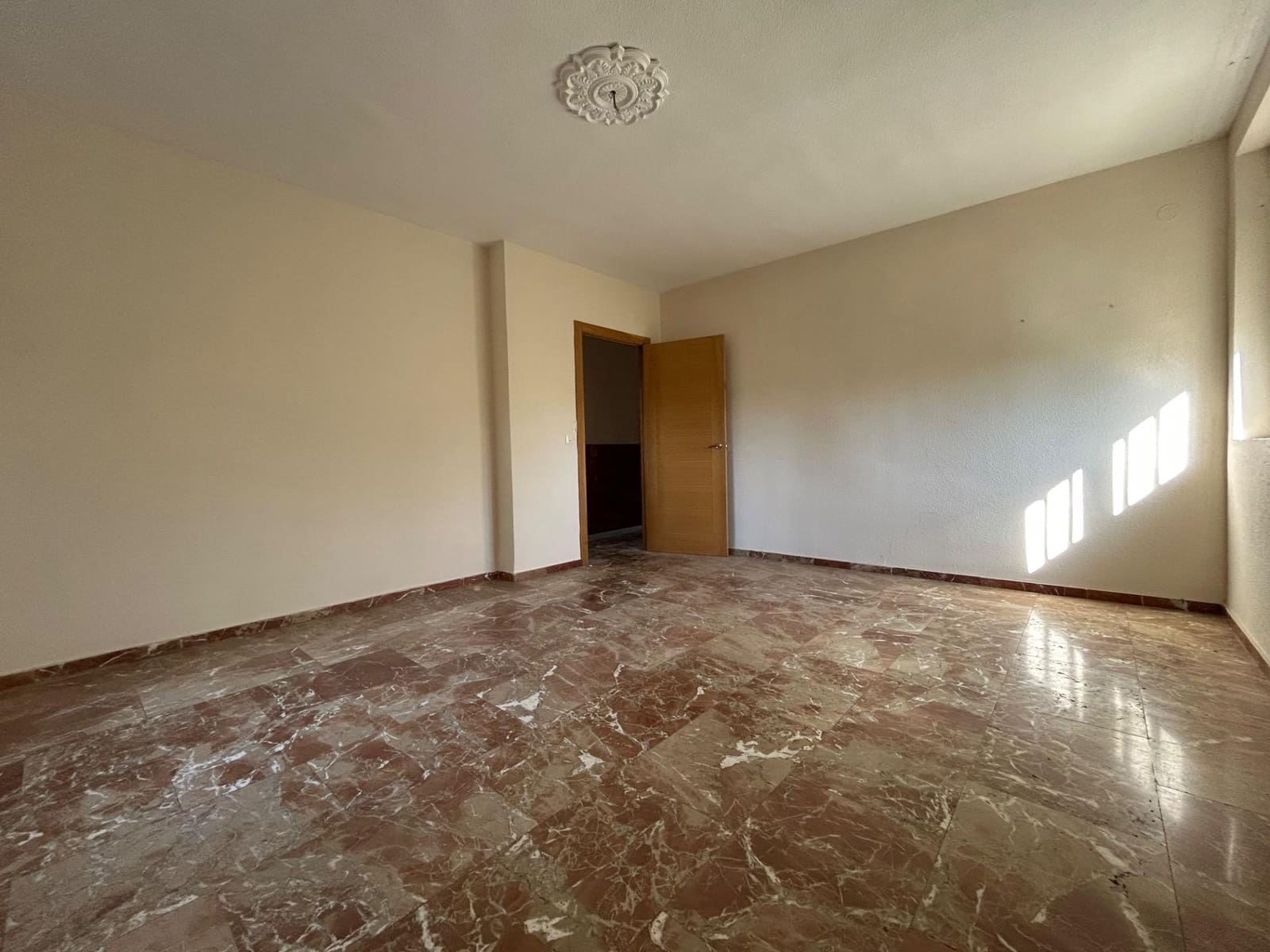 9 bedroom Villa for sale in El Higueron with pool - € 260,000 (Ref: 9860196)