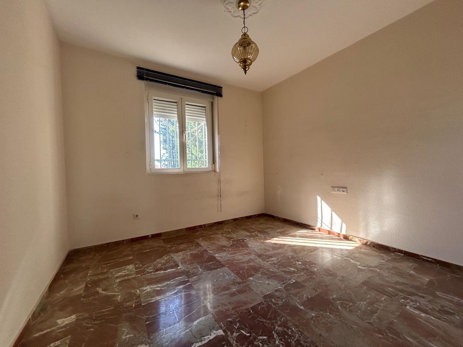 9 bedroom Villa for sale in El Higueron with pool - € 260,000 (Ref: 9860196)