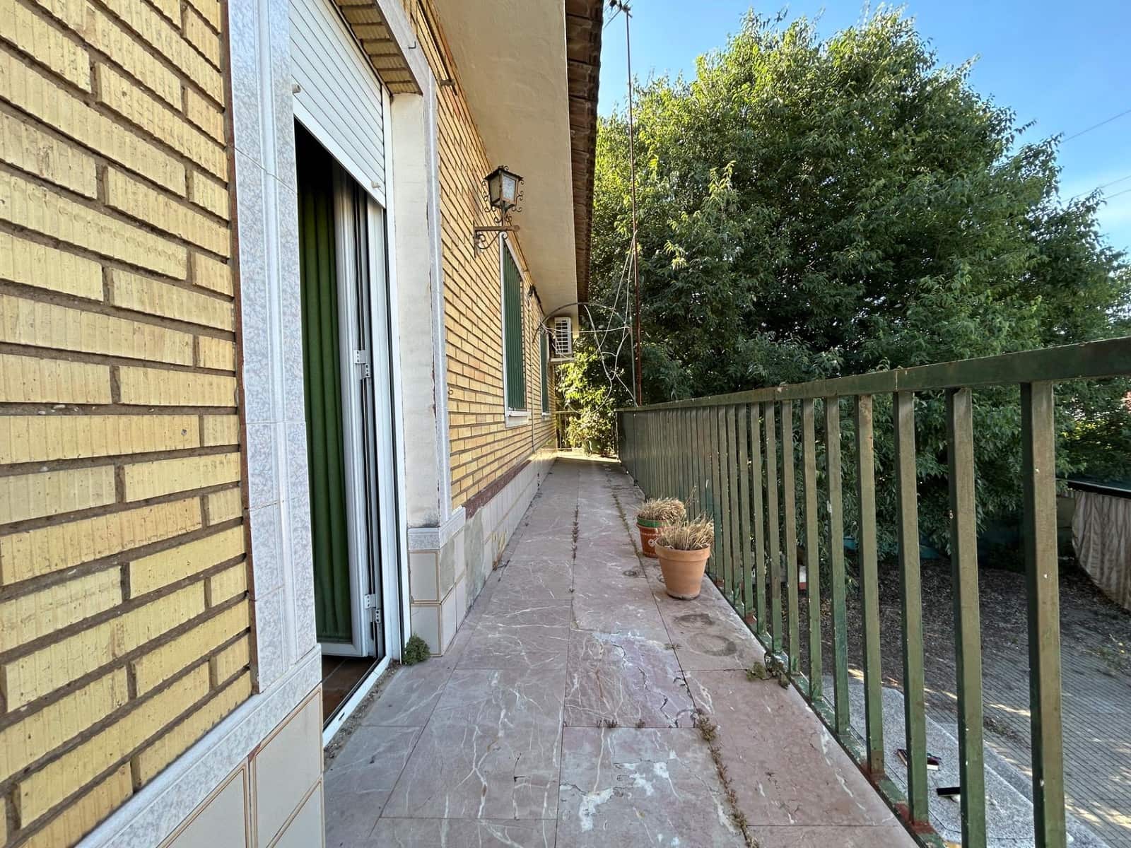 9 bedroom Villa for sale in El Higueron with pool - € 260,000 (Ref: 9860196)