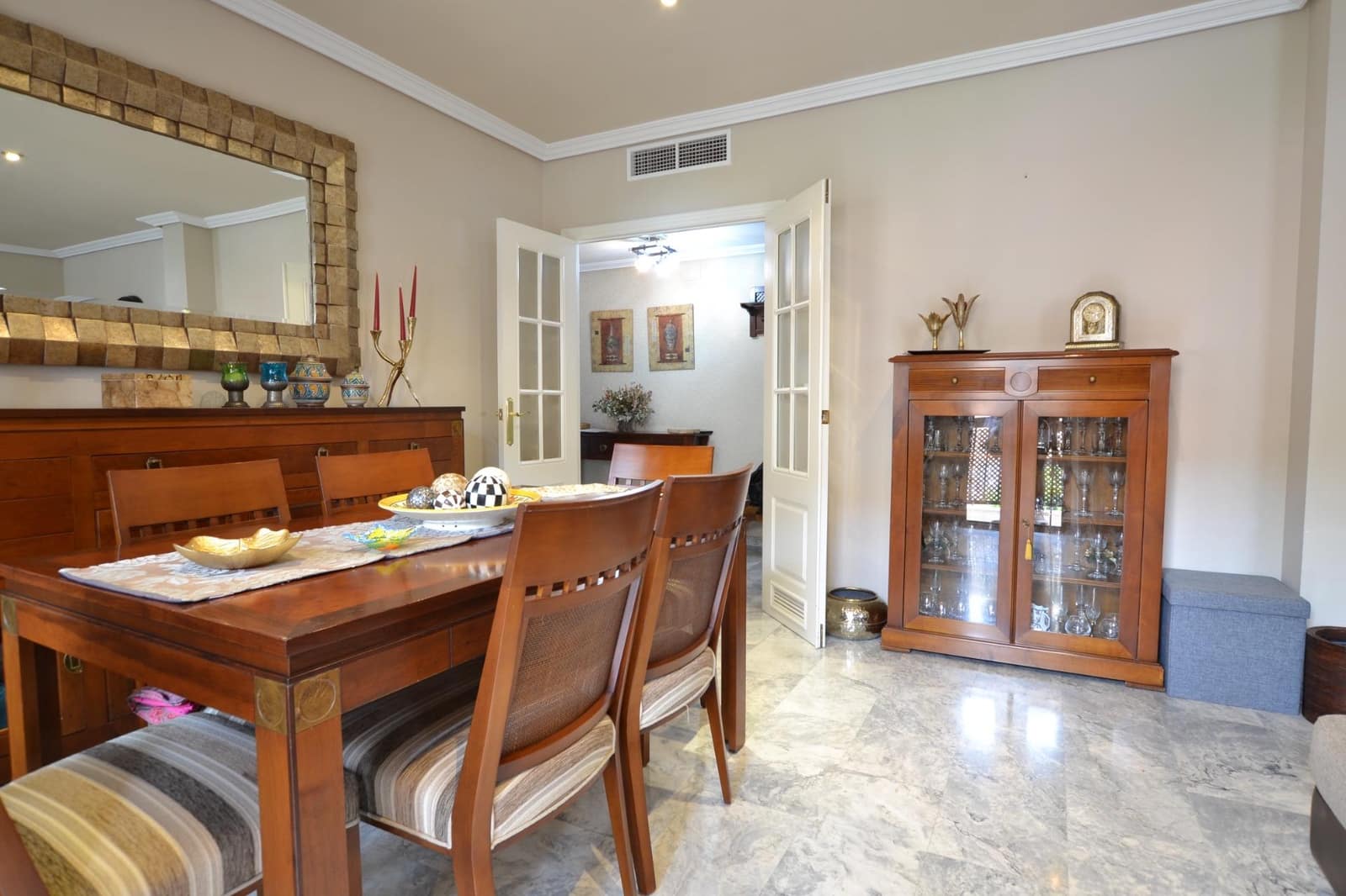 5 bedroom Flat for sale in Cordoba city with garage - € 370,000 (Ref: 9890475)