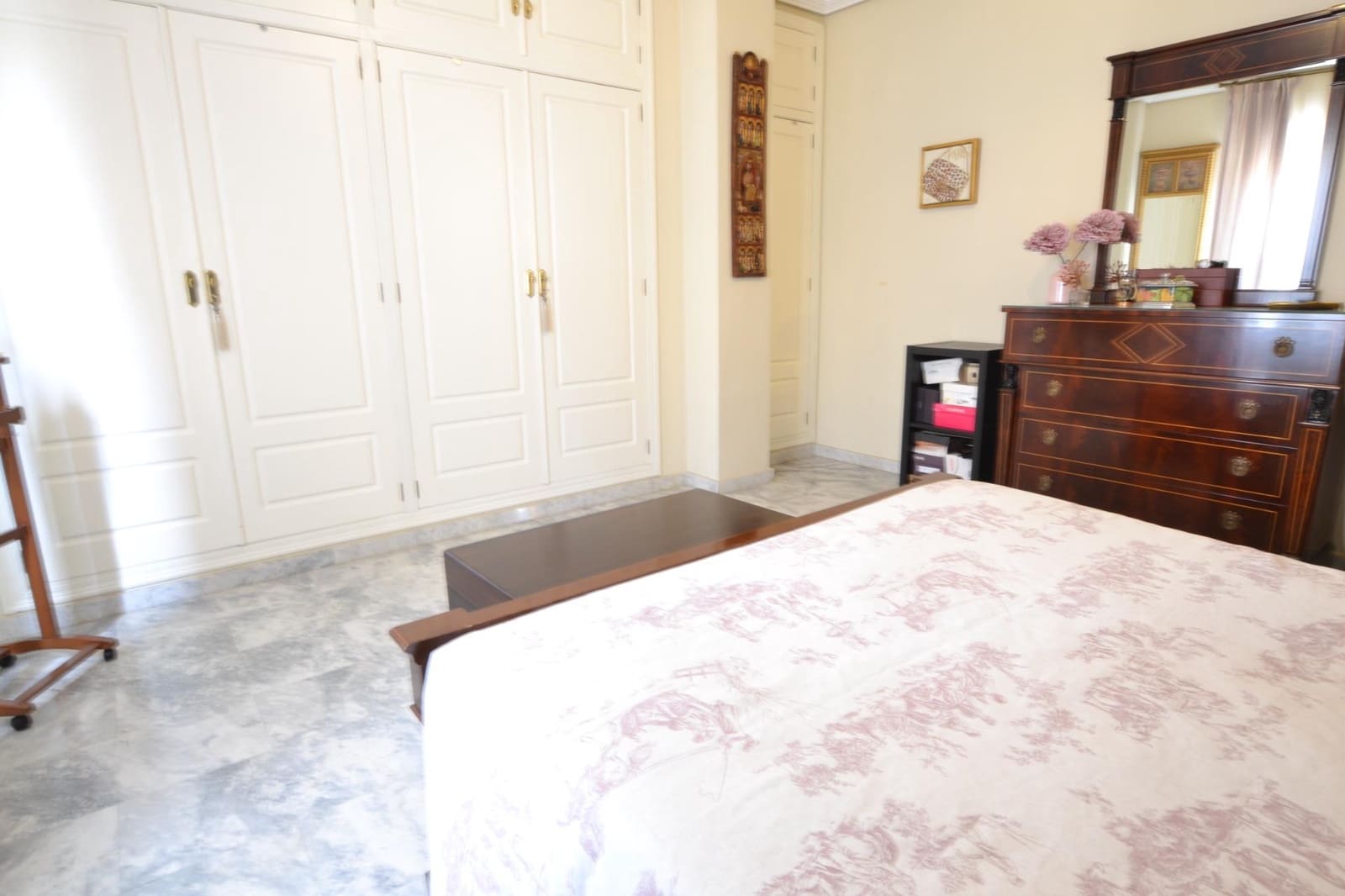 5 bedroom Flat for sale in Cordoba city with garage - € 370,000 (Ref: 9890475)