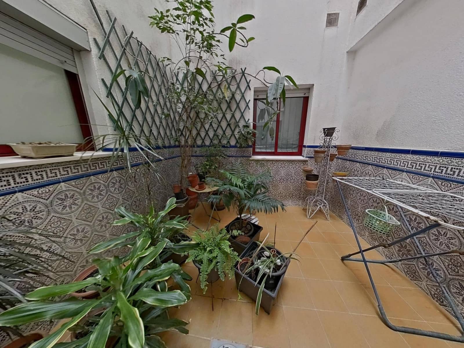 5 bedroom Flat for sale in Cordoba city with garage - € 370,000 (Ref: 9890475)