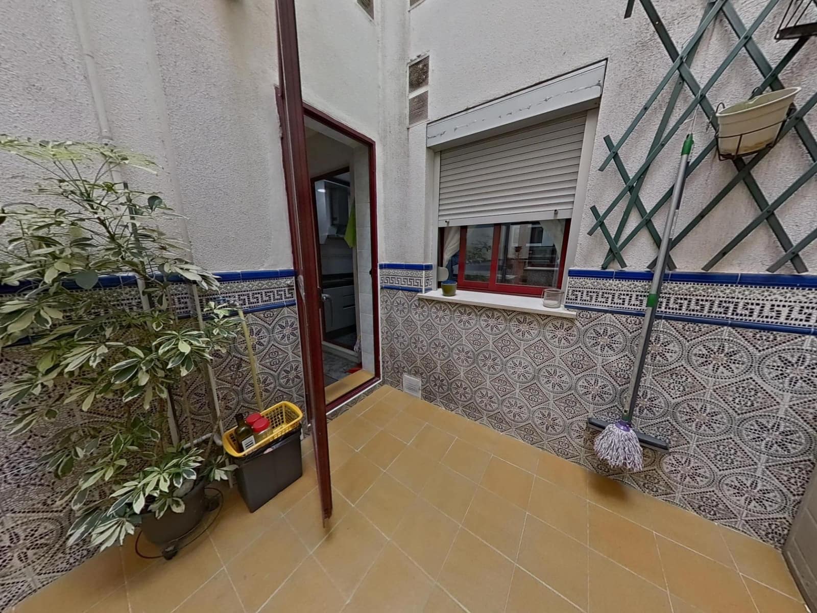5 bedroom Flat for sale in Cordoba city with garage - € 370,000 (Ref: 9890475)