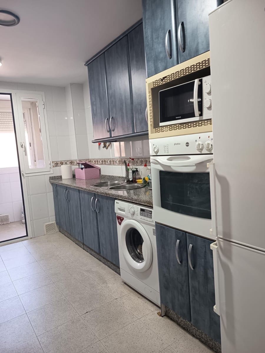 4 slaapkamer Flat te koop in Cordoba stad met zwembad garage - € 299.000 (Ref: 9896408)