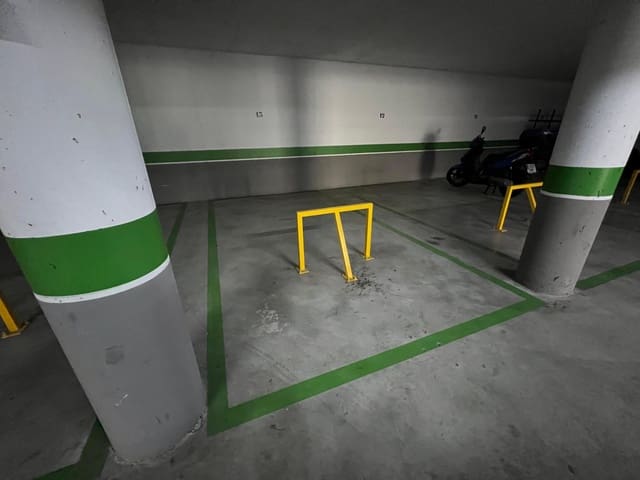 Garage til salg i Parque Azahara, Córdoba by - € 14.774 (Ref: 9943673)