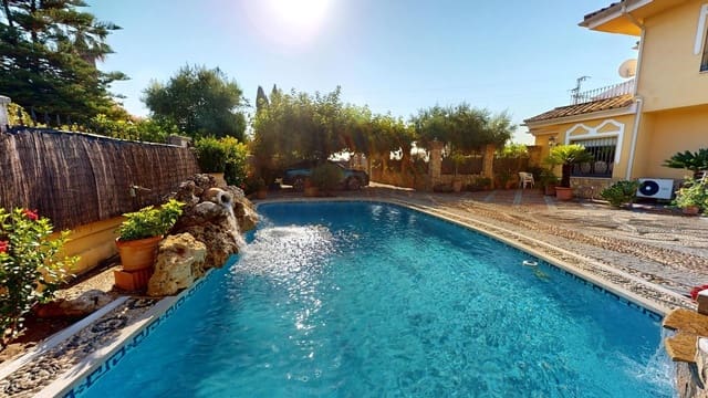 7 soveværelse Villa til salg i Villarrubia, Córdoba by med swimmingpool - € 395.000 (Ref: 9943675)