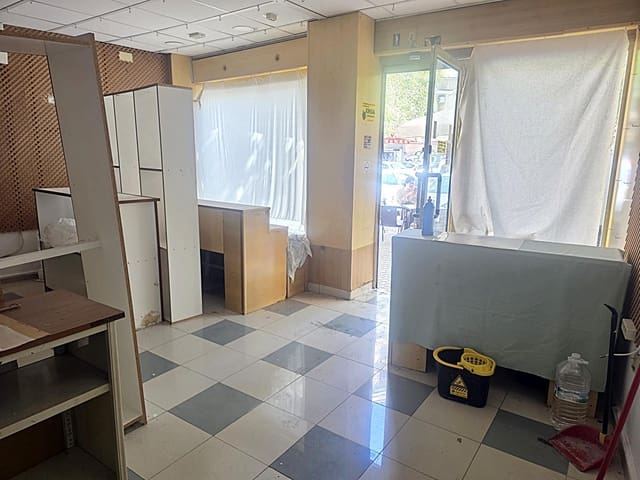 Kommersiell til salgs i Ciudad Jardín, Córdoba by - € 79 900 (Ref: 9945794)