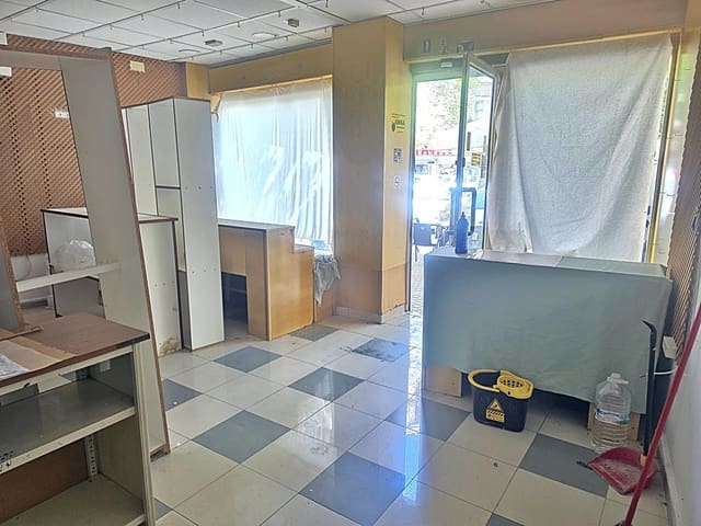 Kommersiell til salgs i Ciudad Jardín, Córdoba by - € 79 900 (Ref: 9945794)