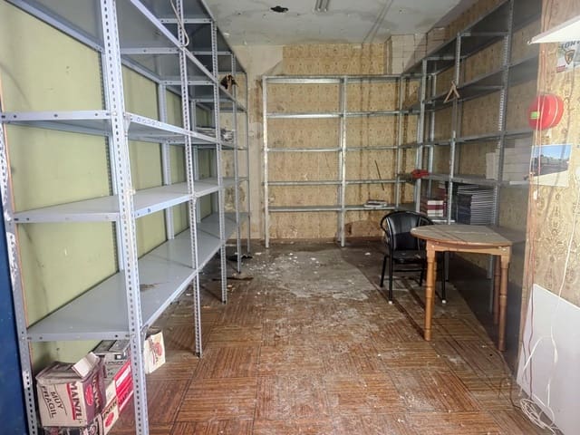 Kommersiell til salgs i Ciudad Jardín, Córdoba by - € 79 900 (Ref: 9945794)