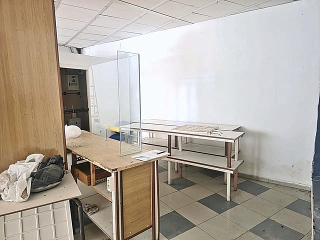 Kommersiell til salgs i Ciudad Jardín, Córdoba by - € 79 900 (Ref: 9945794)