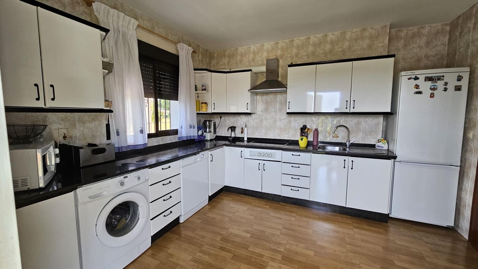 Chalet de 4 habitaciones en Córdoba ciudad en venta con piscina - 350.000 € (Ref: 9968348)