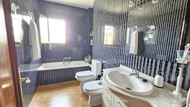 4 soveværelse Villa til salg i Córdoba by med swimmingpool - € 350.000 (Ref: 9968348)