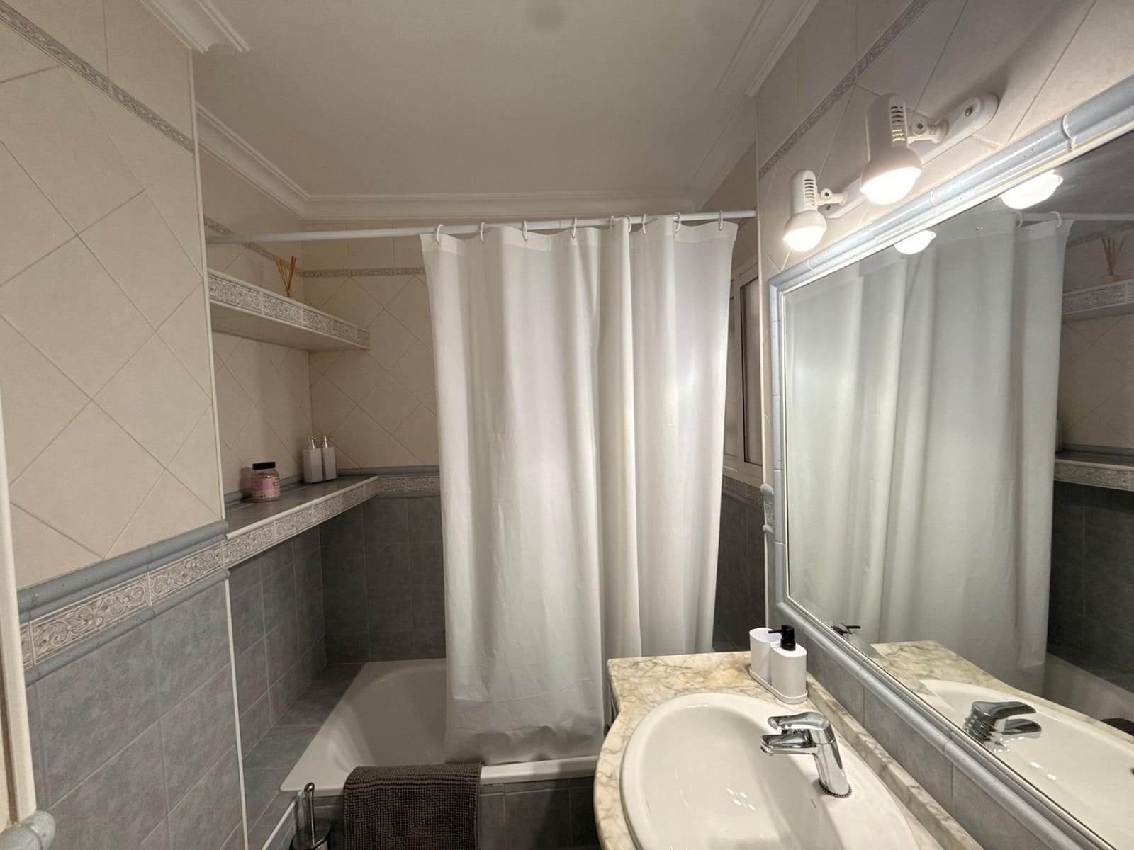 2 bedroom Flat for sale in Cordoba city with garage - € 210,000 (Ref: 9970710)
