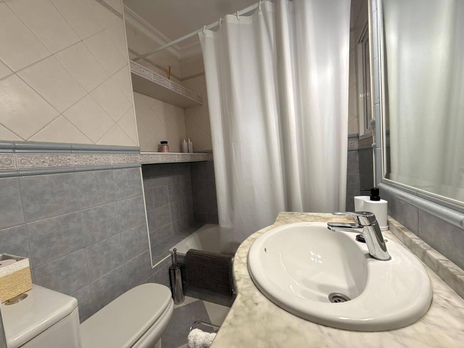 2 bedroom Flat for sale in Cordoba city with garage - € 210,000 (Ref: 9970710)